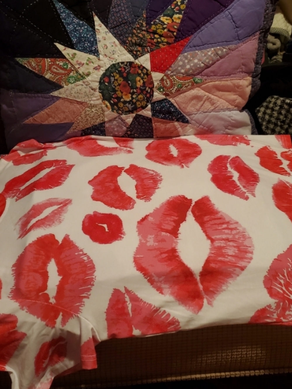 T-Shirt with Red Lip Print~Unisex - Picture 7 of 8